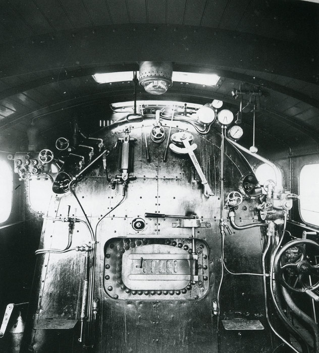 Vista del interior de la cabina de conducci�n de la locomotora 1401
