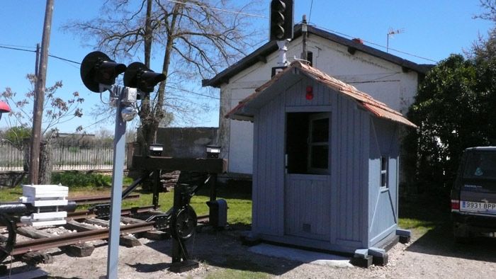Exterior del museo con una caseta de guardabarreras.