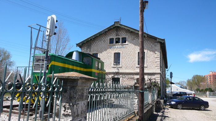 Perspectiva del museo, edificio de viajeros de la terminal Aranda Chelva con el tractor en primer t�rmino.