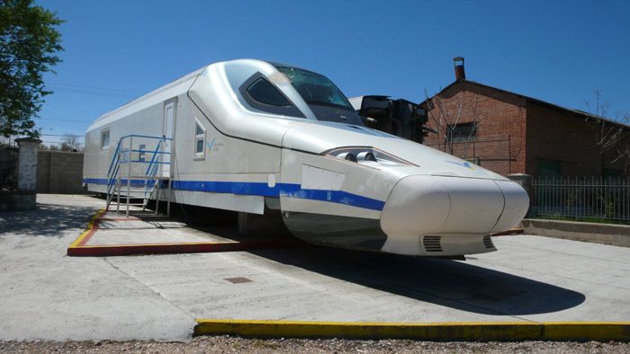 A la entrada del museo se expone una maqueta de cabeza tractora del proyecto serie 102 de Talgo a escala 1/1.