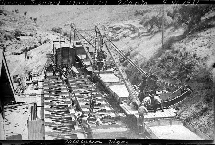 Colocaci�n de vigas en el puente 2� de Llansa, que se encuentra en el p.k. 264/070 de la l�nea Barcelona-Port Bou. Imagen de 1931. Foto Archivo Hist�rico Ferroviario
