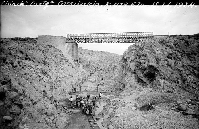 Preparaci�n de la base de la losa de tubos del puente Carricalejo. Se encuentra en el p.k. 428/670 de la l�nea Chinchilla-Cartagena. Imagen de 1924. Foto Archivo Hist�rico Ferroviario