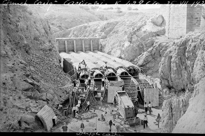 Hormigonado de los tubos del puente Carricalejo de la l�nea Chinchilla-Cartagena. Imagen de 1924. Foto Archivo Hist�rico Ferroviario