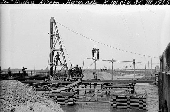 Vista de la marea alta durante la construcci�n del puente Nicoba nuevo en el p.k. 101/034 de la l�nea Sevilla-Huelva.  Imagen tomada en 1925. Foto Archivo Hist�rico Ferroviario