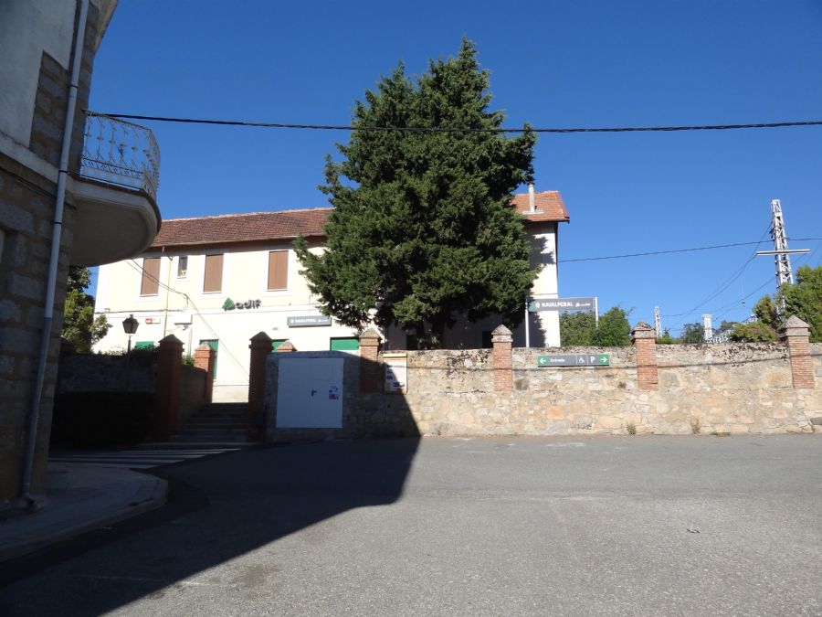 Entrada a la estaci�n de Navalperal de Pinares (�vila)