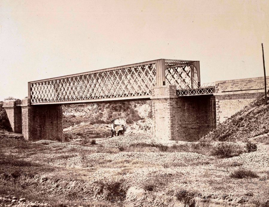 Puente sobre el r�o Duero. Fotograf�a de Jean Laurent. Archivo de la Biblioteca Nacional de Espa�a. Ministerio de Cultura.