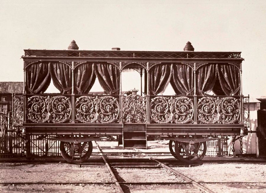 Coche sal�n utilizado en algunas de las inauguraciones del ferrocarril del Norte. Fotograf�a de Jean Laurent. Archivo de la Biblioteca Nacional de Espa�a. Ministerio de Cultura.