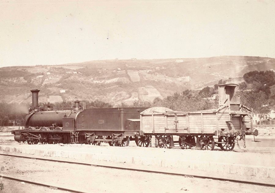 Locomotora de vapor y vag�n de mercanc�as fotografiados en Ir�n en 1864. Fotograf�a de Jean Laurent. Archivo de la Biblioteca Nacional de Espa�a. Ministerio de Cultura.