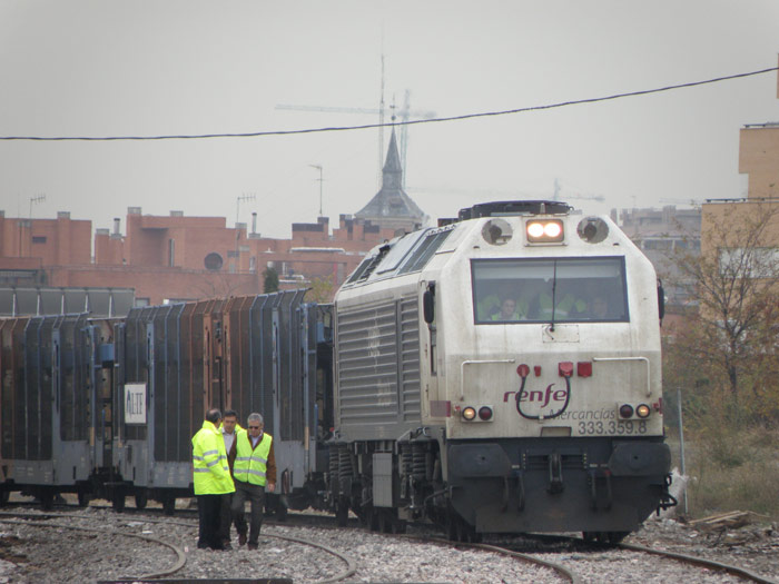 Entrada del primer tren en las v�as de la factor�a de Villaverde
