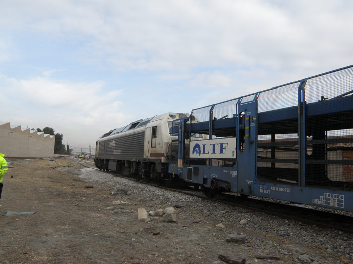 Locomotoras y plataformas dispuestos para la primera maniobra en la playa de v�as
