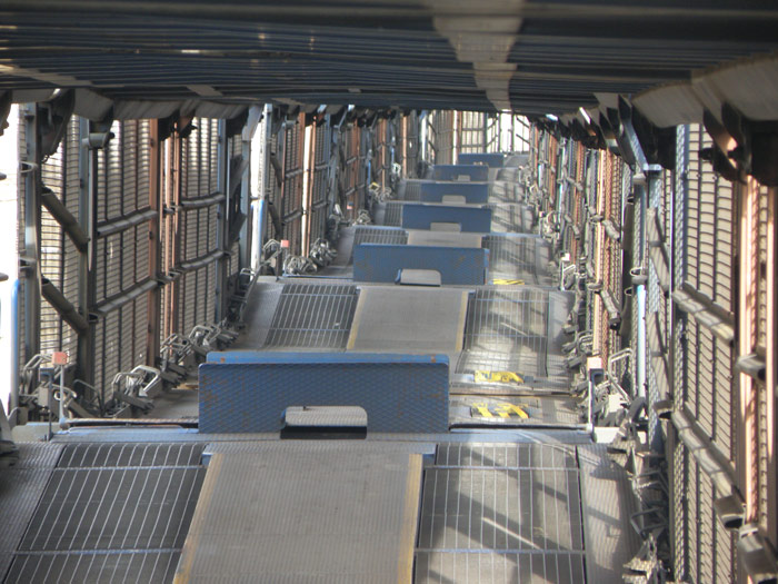 Vista interior de una de las ramas de vagones antes de bajar las pasarelas e iniciar el embarque