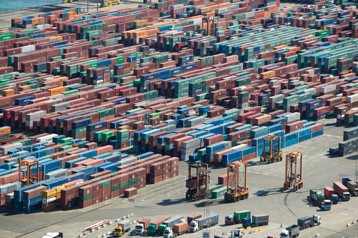 Vista de una de las terminales mar�timas de contenedores, con las gr�as m�viles para moverlos por la campa