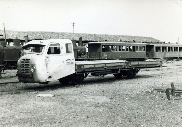 Autov�a para transporte de mercanc�as construido a partir de un veh�culo adquirido de ocasi�n al ferrocarril de Cortes a Borja. Fotograf�a a de Jordi Casaponsa. Fondo �ngel L�pez Sanz. Foto Archivo EuskoTren/Museo Vasco del Ferrocarril