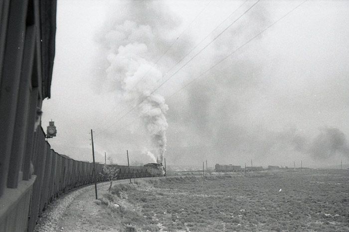 Durante parte del trayecto, el tren de Sierra Menera circul� en paralelo al de Renfe. 6 de abril de 1961. 