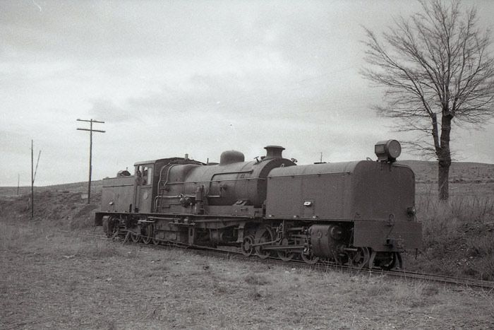 Vista de la locomotora articulada, sistema Garrat, que complet� la doble tracci�n entre Puerto Escand�n y Ojos Negros. 6 de abril de 1961. 