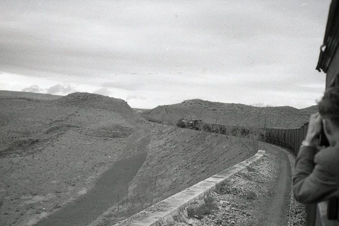 El compa�ero de Trevor Rowe aprovech� una curva para fotograf�ar la espectacular doble tracci�n a su salida del Puerto Escand�n. 6 de abril de 1961.