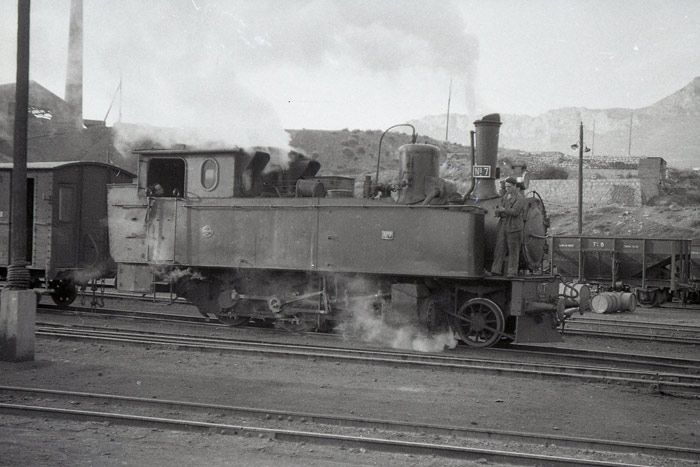 La locomotora de v�a m�trica N� 7, maniobra en R�o Mart�n. 8 de abril de 1961. 