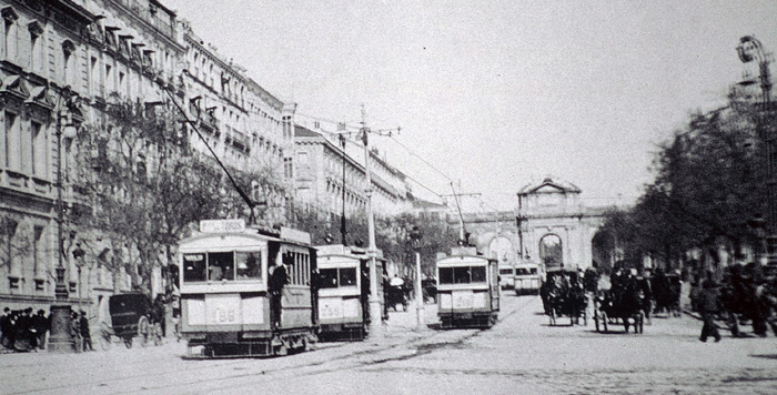 Tranv�as frente a la puerta de Alcal� a principios del siglo XX.
