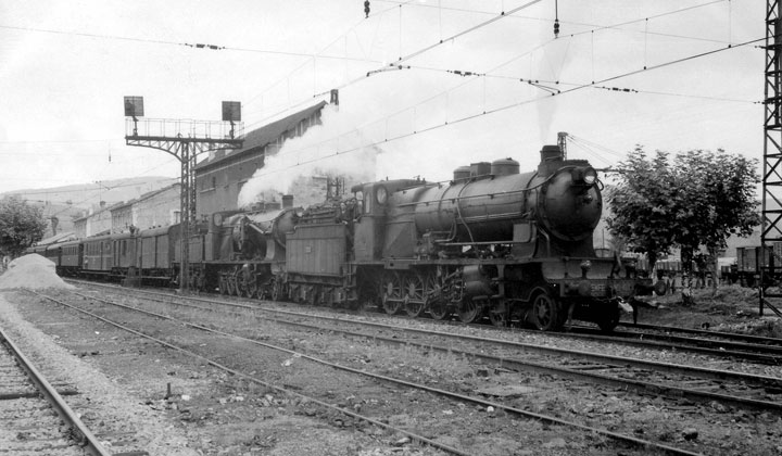 Una alternativa intermedia para facilitar el mantenimiento de la locomotora y reducir el problema de las condensaciones fue la de colocar la distribuci�n bajo la caja de humos pero los cilindros en el exterior, como el caso de la 030-2281 fotografiada en la estaci�n de Elche. Fotograf�a de Peter Willen.