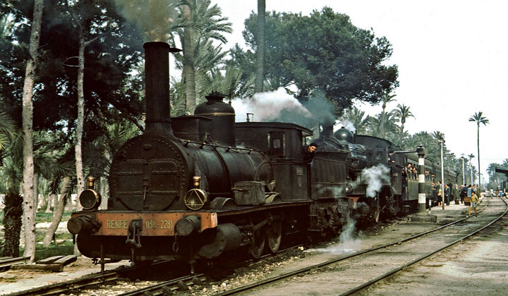 Expreso Ir�n-Madrid remolcado por dos locomotoras compound de la serie 4.000 de la Compa��a del Norte fotografiado en la estaci�n de Alsasua. Fotograf�a de Christian Schnabel.