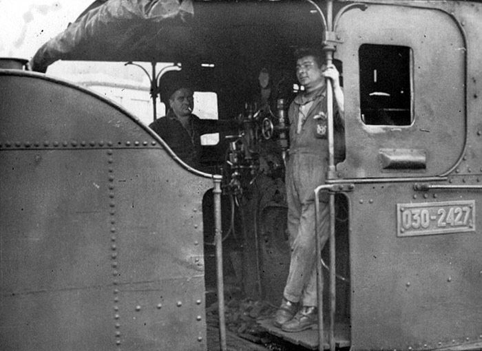 Maquinista y fogonero de F�brica de Mieres de la 030-2427 �M�ndez N��ez�, una de las de esta serie adquiridas en 1965 por esta empresa asturiana para maniobras en sus instalaciones. Archivo Museo del Ferrocarril de Asturias.